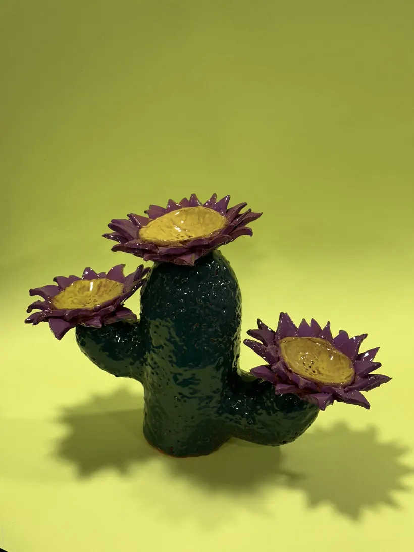 Keramik-Kaktus mit Blüten aus dem Kunstunterricht