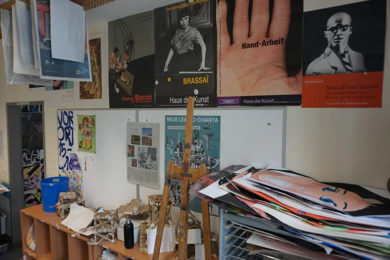Kunstraum mit Kunstplakaten, Staffelei und Materialien