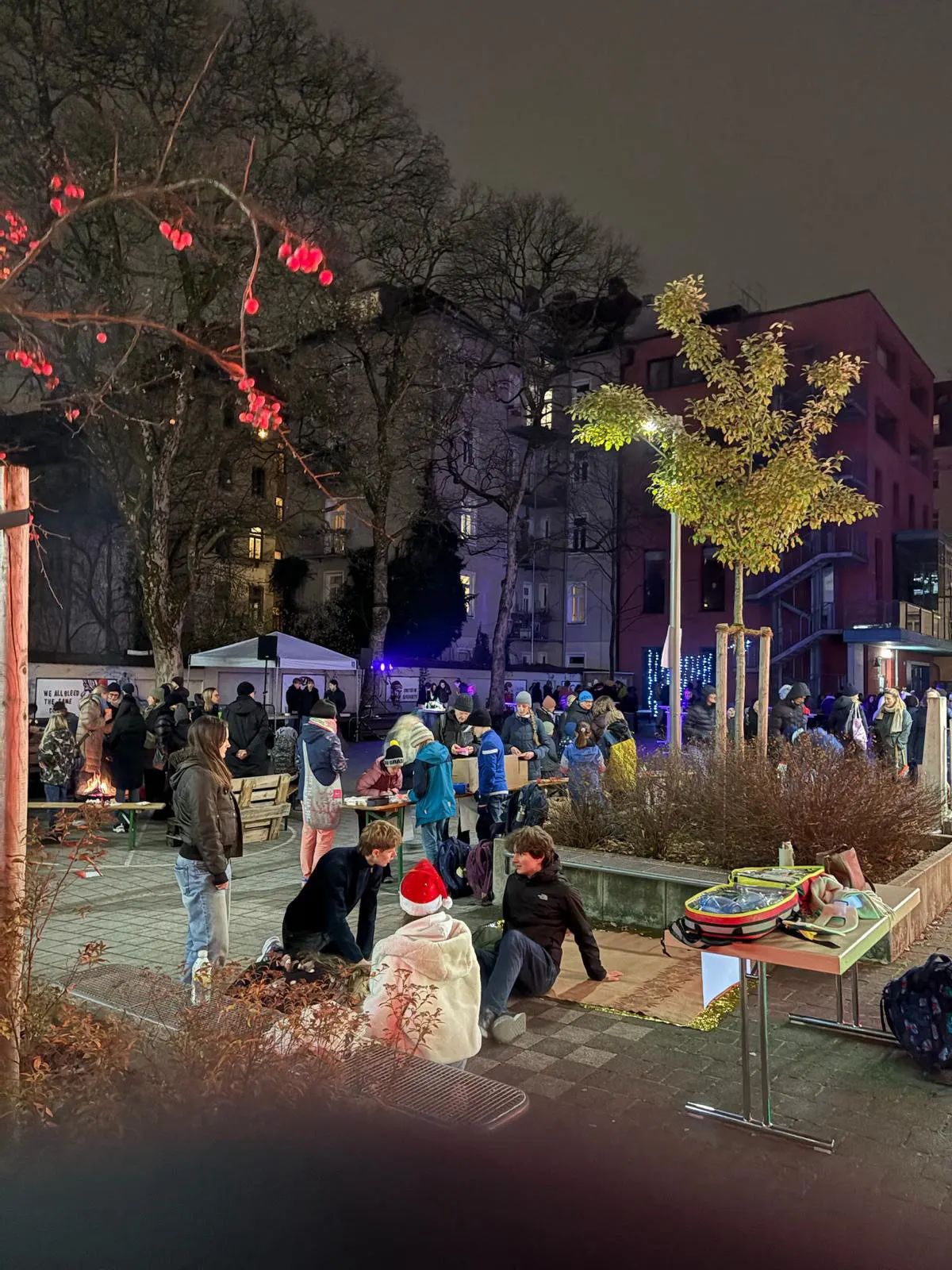 Schulhof des MTG bei einer Abendveranstaltung