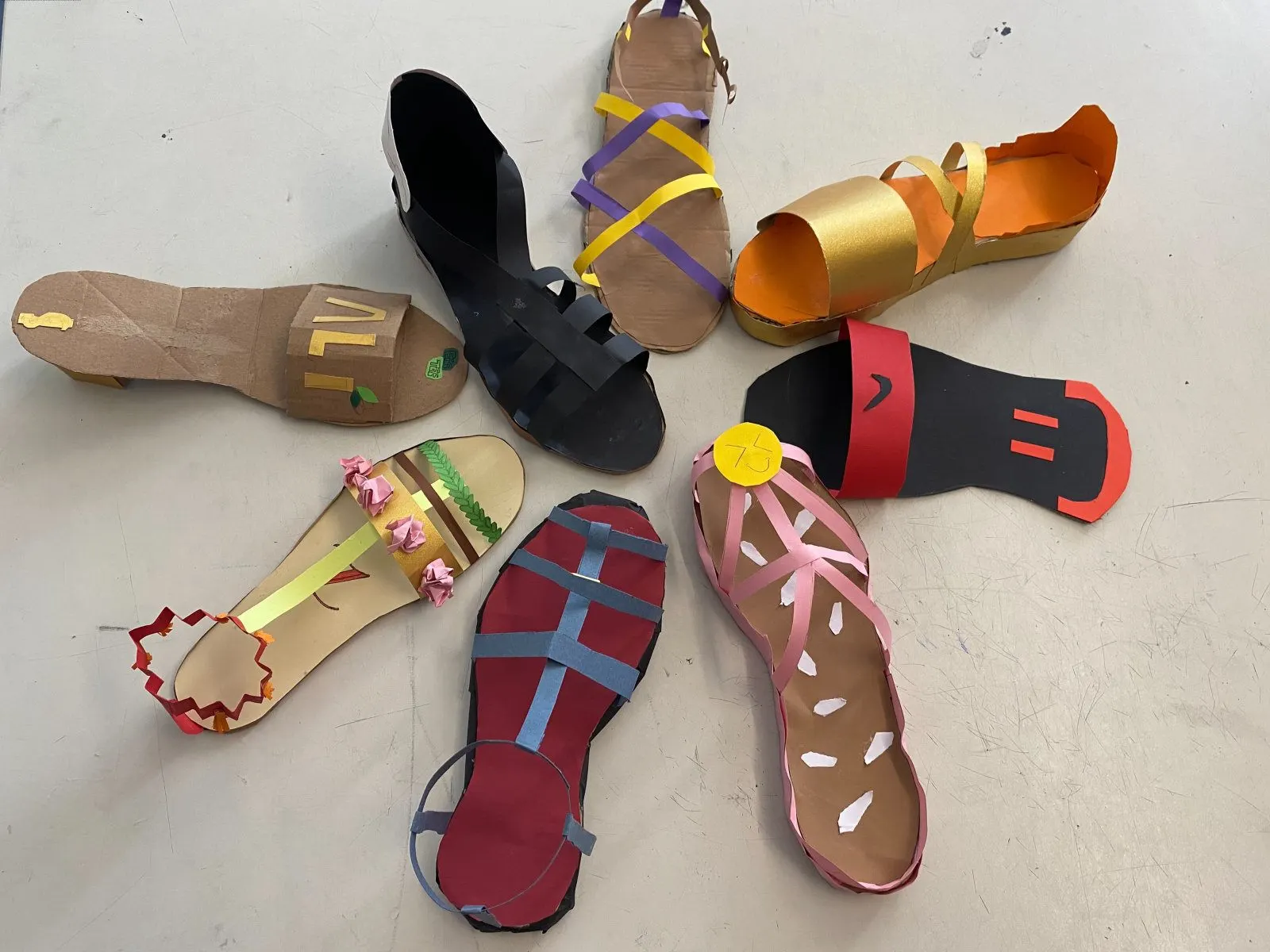 Selbst gestaltete Papp-Sandalen aus einem Designprojekt im Kunstunterricht