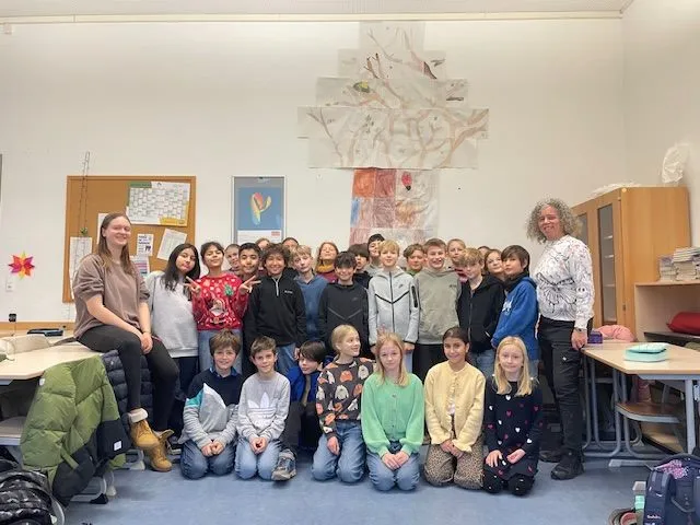 Eine fünfte Klasse mit ihren Klassenleiterinnen im Klassenzimmer