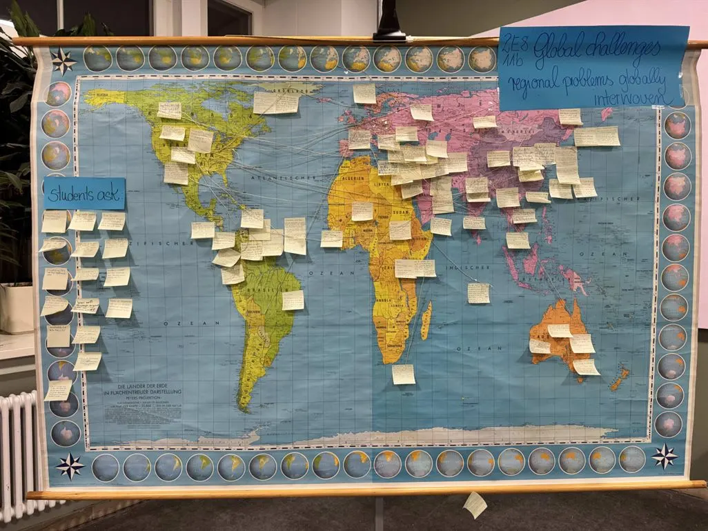 Weltkarte mit Notizen zu „Global Challenges“ aus dem bilingualen Geographieunterricht