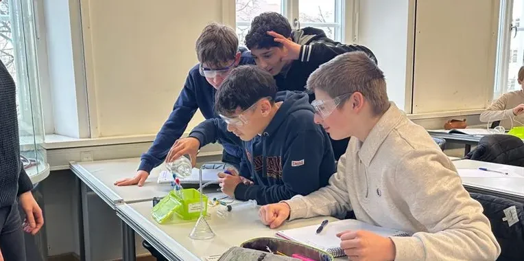 Schülerinnen und Schüler beim Experimentieren im Chemieunterricht