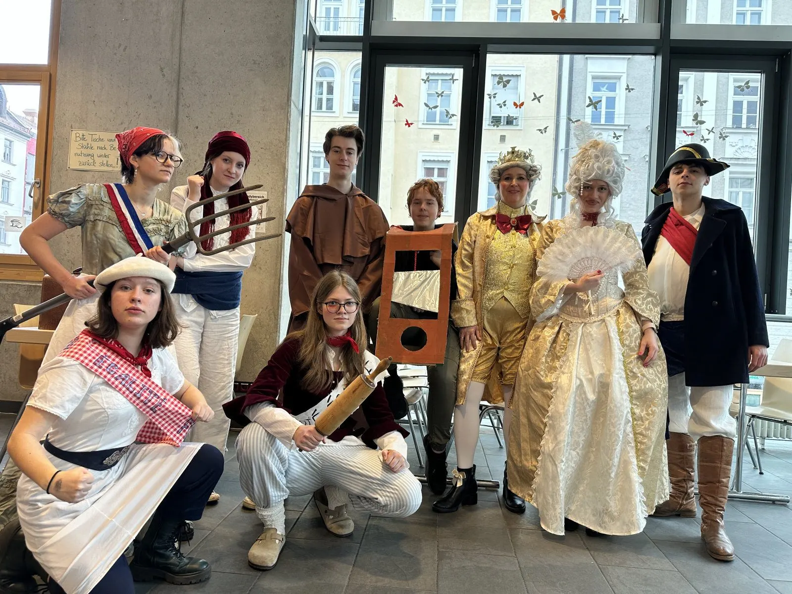 Schülerinnen und Schüler in Kostümen der Französischen Revolution im Foyer