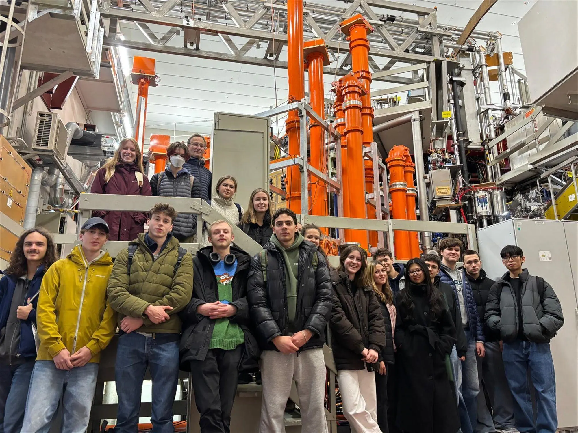 Ein Kurs der Oberstufe vor der Forschungsanlage am Max-Planck-Institut für Plasmaphysik