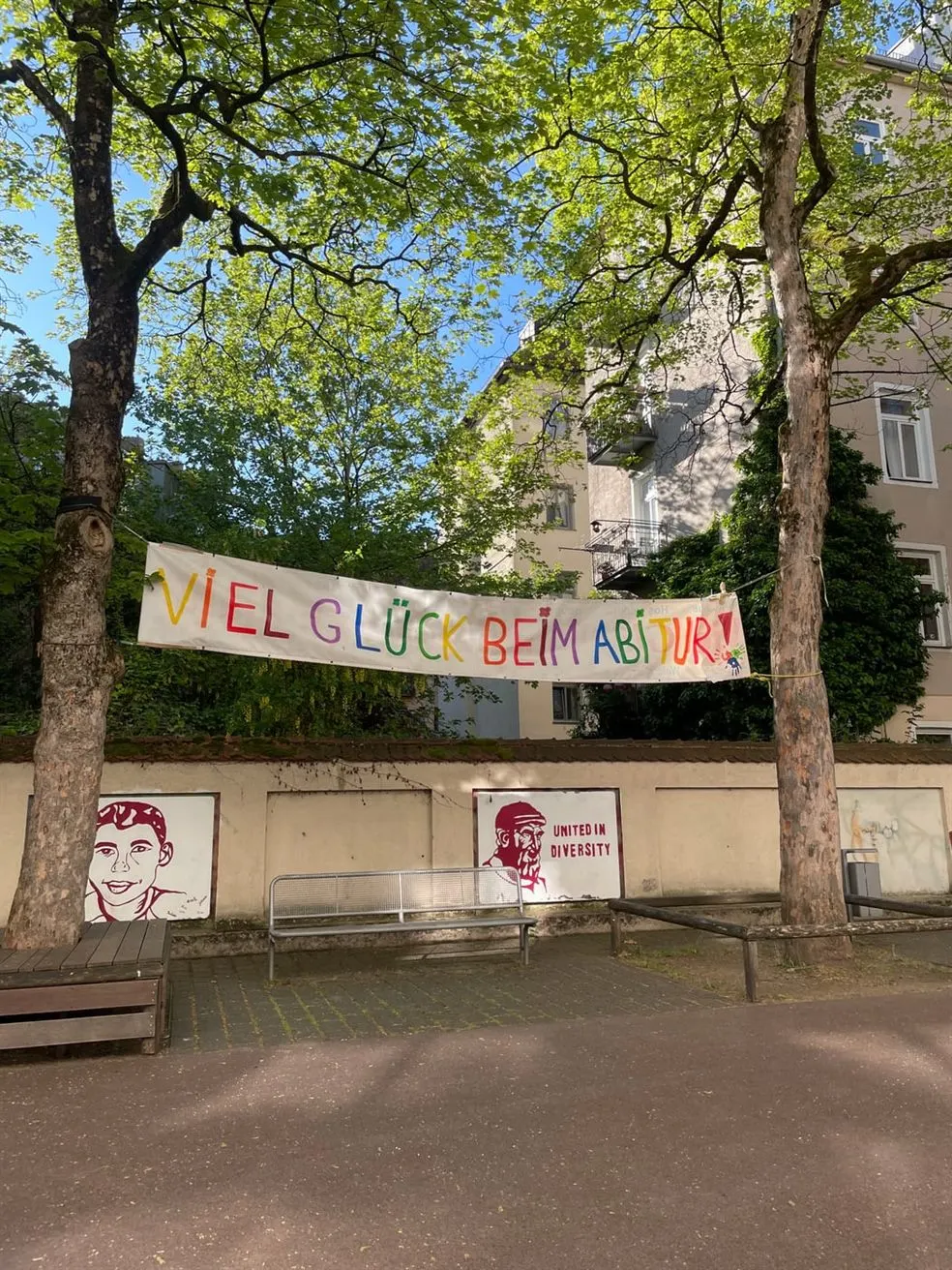 Abiturplakat des ersten G9-Jahrgangs 2026 im Innenhof des MTG
