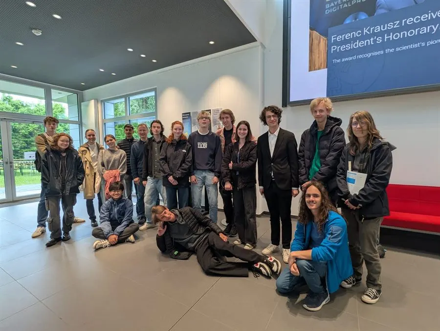 Der Physikkurs der Oberstufe bei einem Besuch am Forschungsinstitut