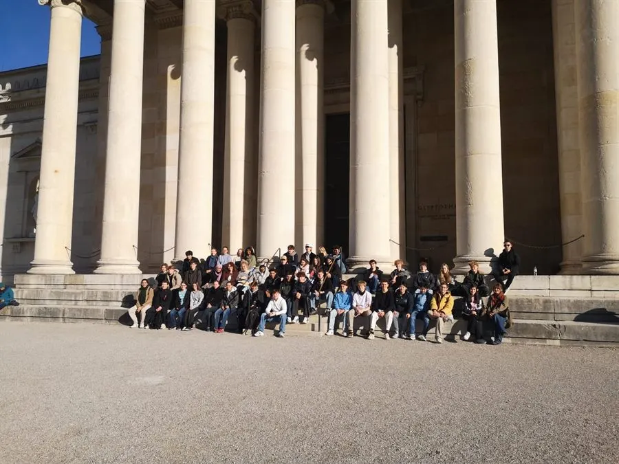 Deutsch-Kurse der Q12 vor der Glyptothek in München