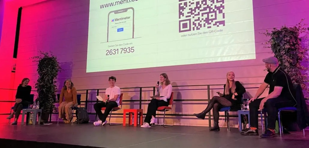 Schülerinnen und Schüler moderieren eine Podiumsdiskussion bei der Langen Nacht der Demokratie