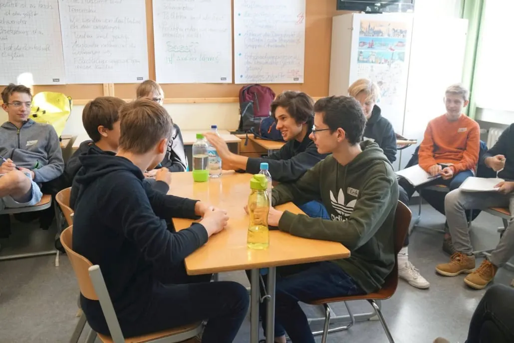 Schülerinnen und Schüler beim Argumentationstraining gegen Stammtischparolen