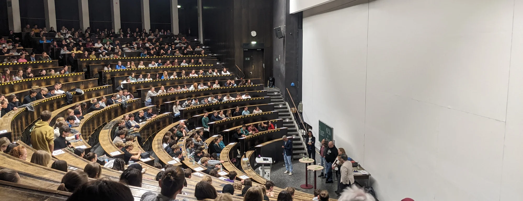 Schülerinnen und Schüler beim Studienorientierungstag in einem Hörsaal der TU München