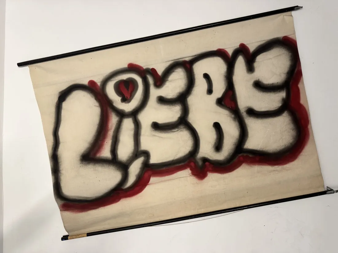Graffiti mit dem Schriftzug „LIEBE“ auf einer alten Rollkarte