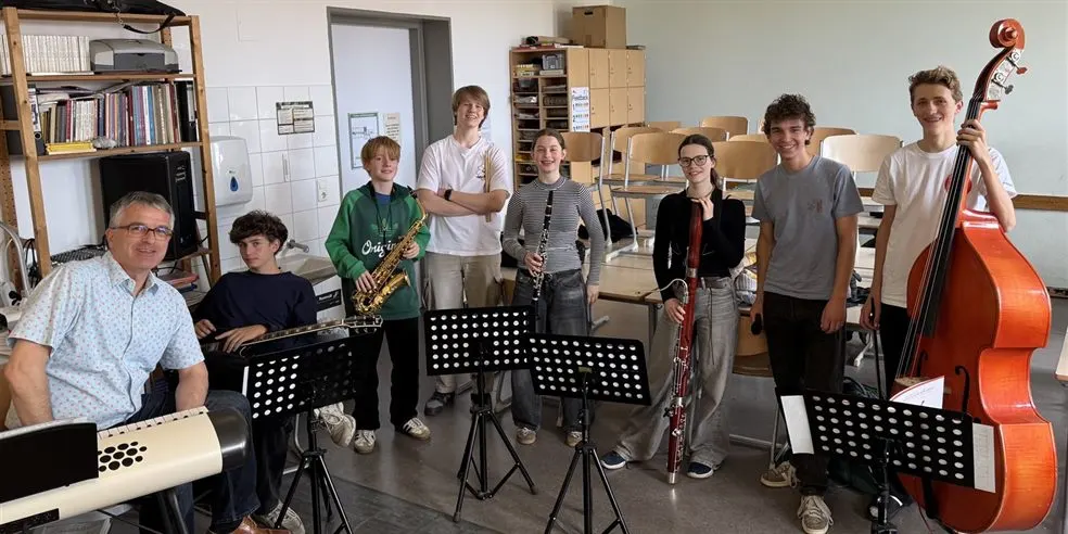 Das Jazz-Ensemble des MTG mit Saxofon, Klarinette, Fagott, Kontrabass und Gitarre im Musikraum