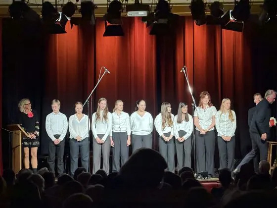 Der Unterstufenchor singt beim Konzert auf der Bühne