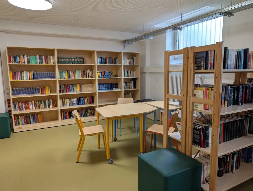 Lern- und Leseplatz mit Bücherregalen in der Schülerbibliothek des MTG