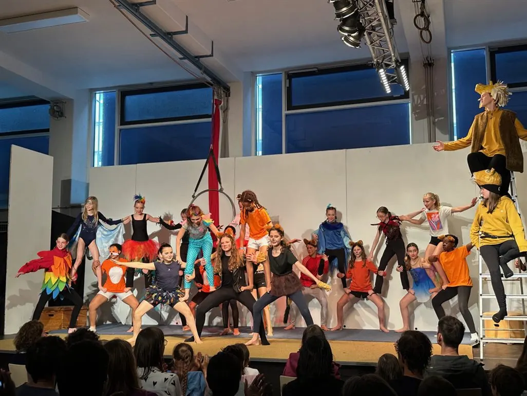 Unterstufentheater mit Akrobatik auf der Bühne