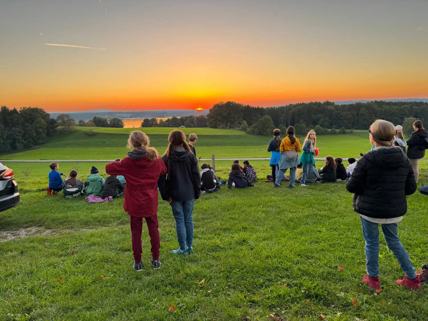 Schülerinnen und Schüler beim Sonnenuntergang im Schullandheim am Schliersee