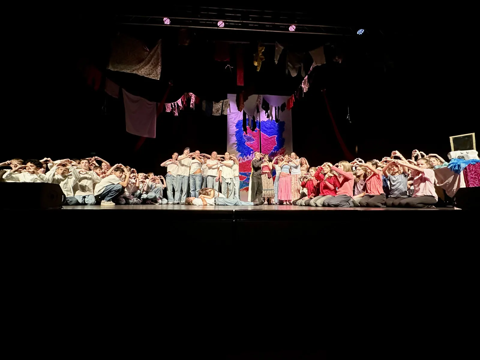 Das Ensemble beim Finale des Schulmusicals auf der Bühne
