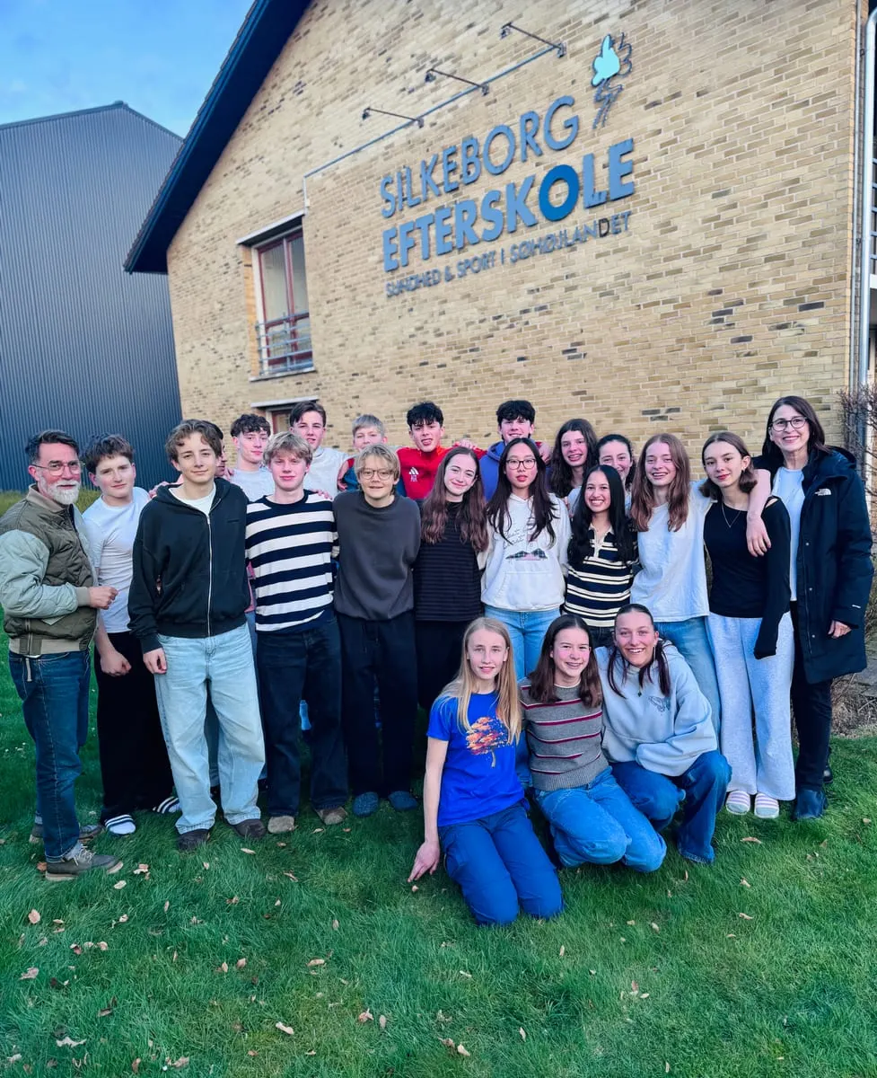 MTG-Gruppe vor der Silkeborg Efterskole in Dänemark