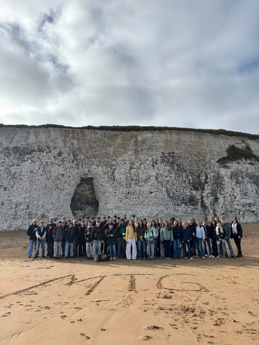 MTG-Gruppe vor den Kreidefelsen in Kent mit „MTG“-Buchstaben