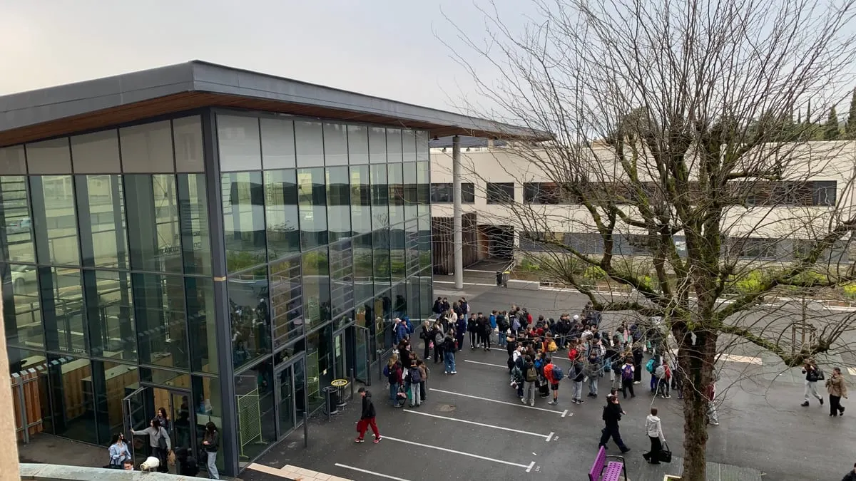 Schulhof der französischen Partnerschule beim Frankreichaustausch