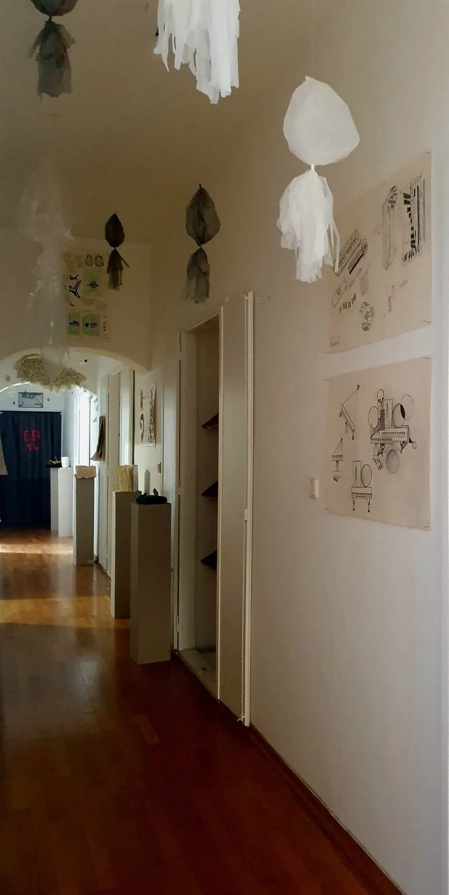 Kunstausstellung im Schulhaus mit Objekten und Zeichnungen