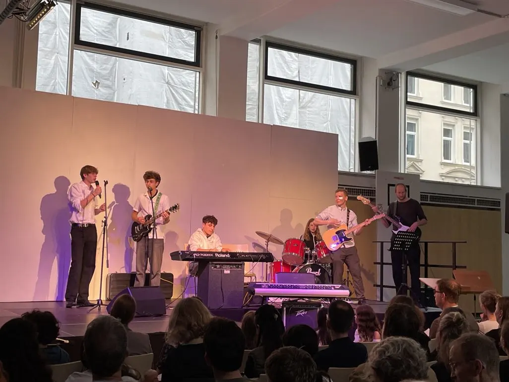 Schülerband beim Sommerkonzert auf der Bühne