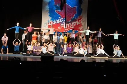 Große Tanzgruppe auf der Bühne beim Auftritt Classic America