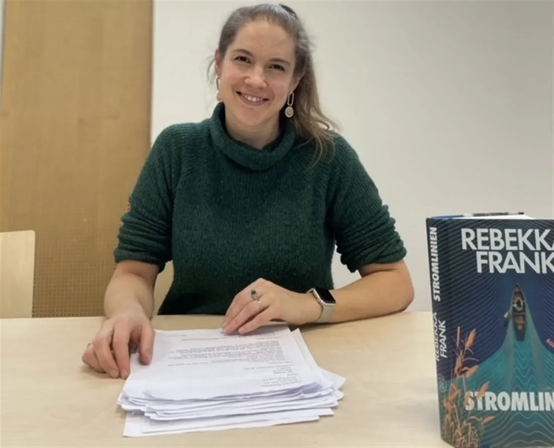 Die Autorin Rebekka Frank mit dem Manuskript ihres Romans und dem fertigen Buch
