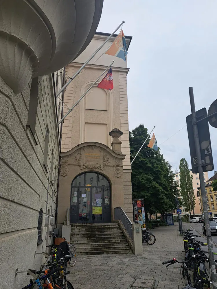 Die Fahnen von Mariepolis vor dem Schulgebäude