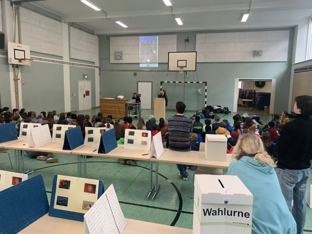 Parlamentswahl mit Wahlurne in der Turnhalle