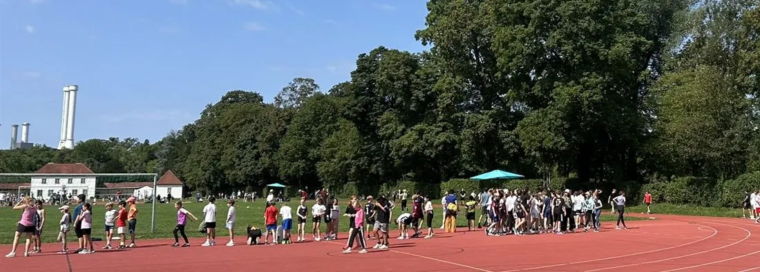 Schülerinnen und Schüler auf der Laufbahn beim Sportfest am Schyrenplatz