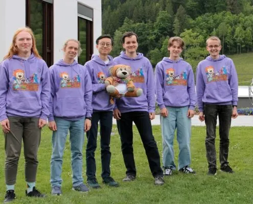 Das sechsköpfige deutsche Team der Internationalen Mathematik-Olympiade 2026 in einheitlichen Pullovern