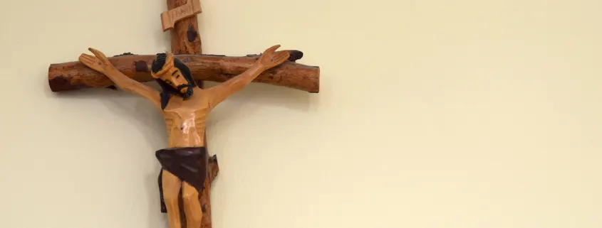 Holzkreuz an einer Wand im Schulhaus des MTG