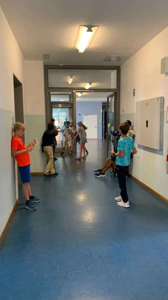 Schülerinnen und Schüler bei Dreharbeiten im Schulhaus