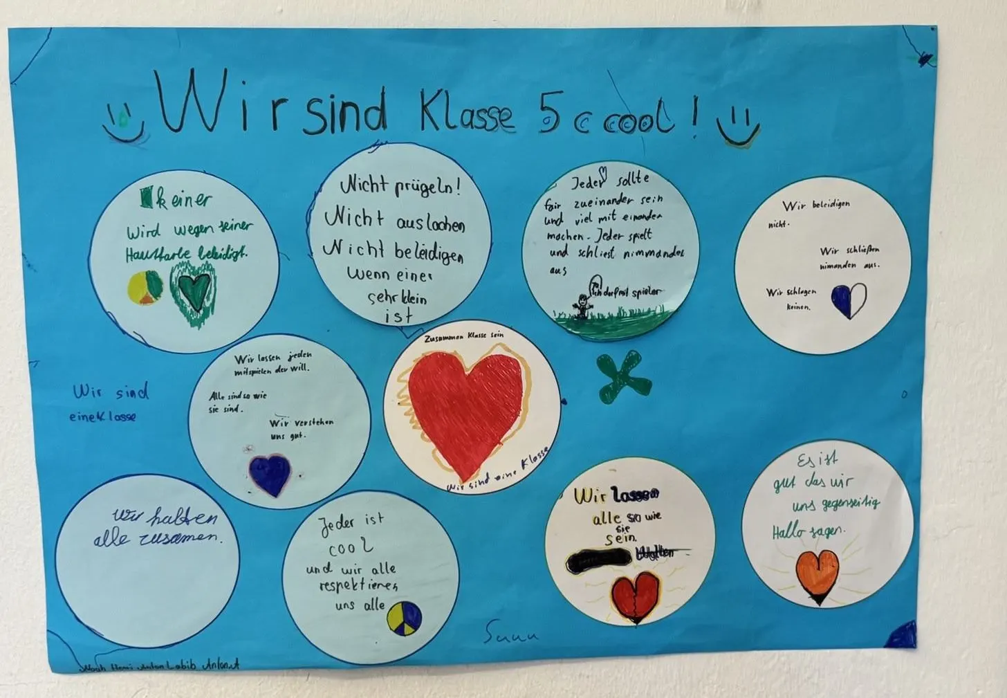 Plakat einer fünften Klasse mit selbst formulierten Regeln für das Miteinander