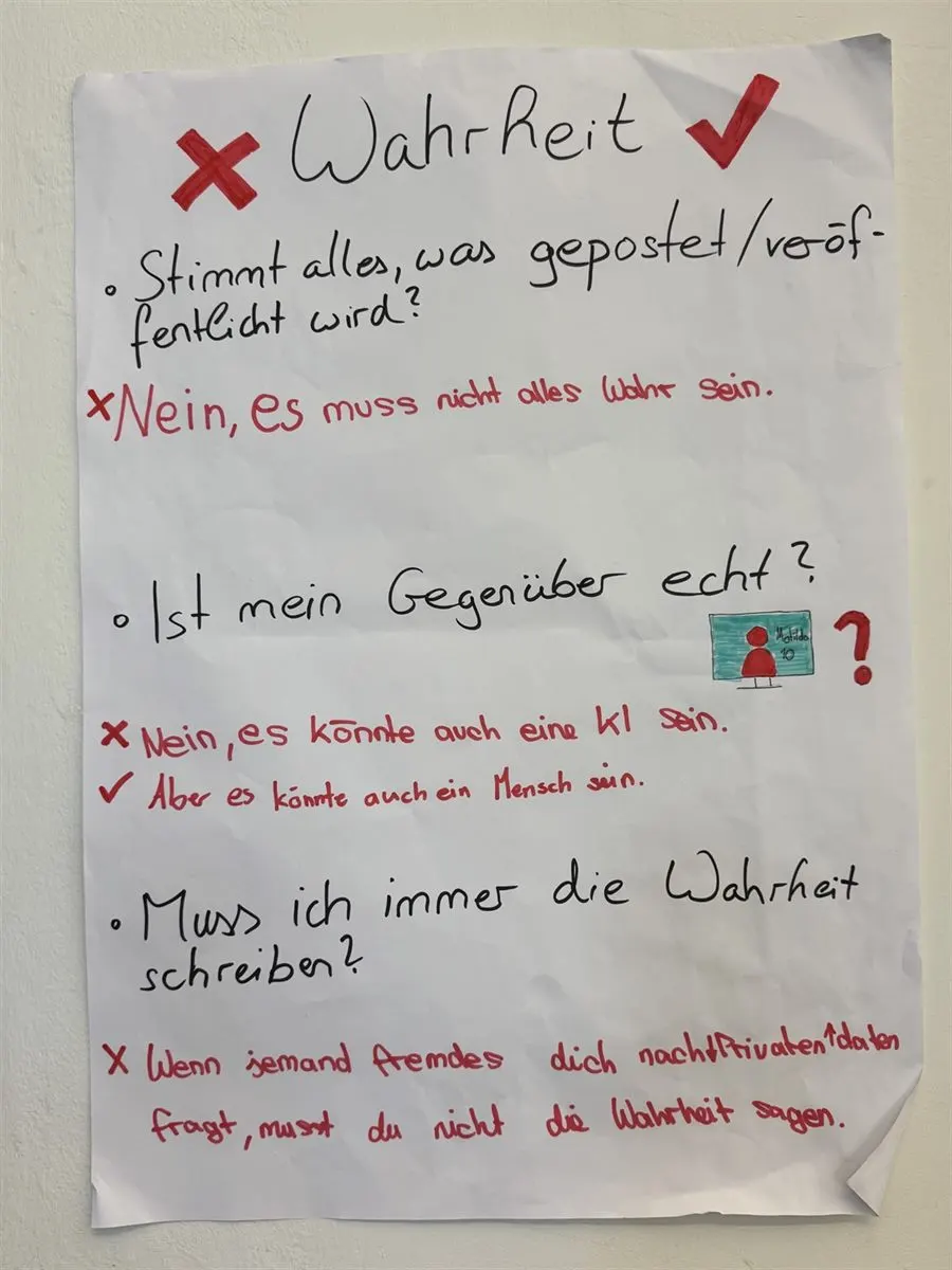 Schülerplakat „Wahrheit“ mit den Fragen: Stimmt alles, was gepostet wird? Ist mein Gegenüber echt?