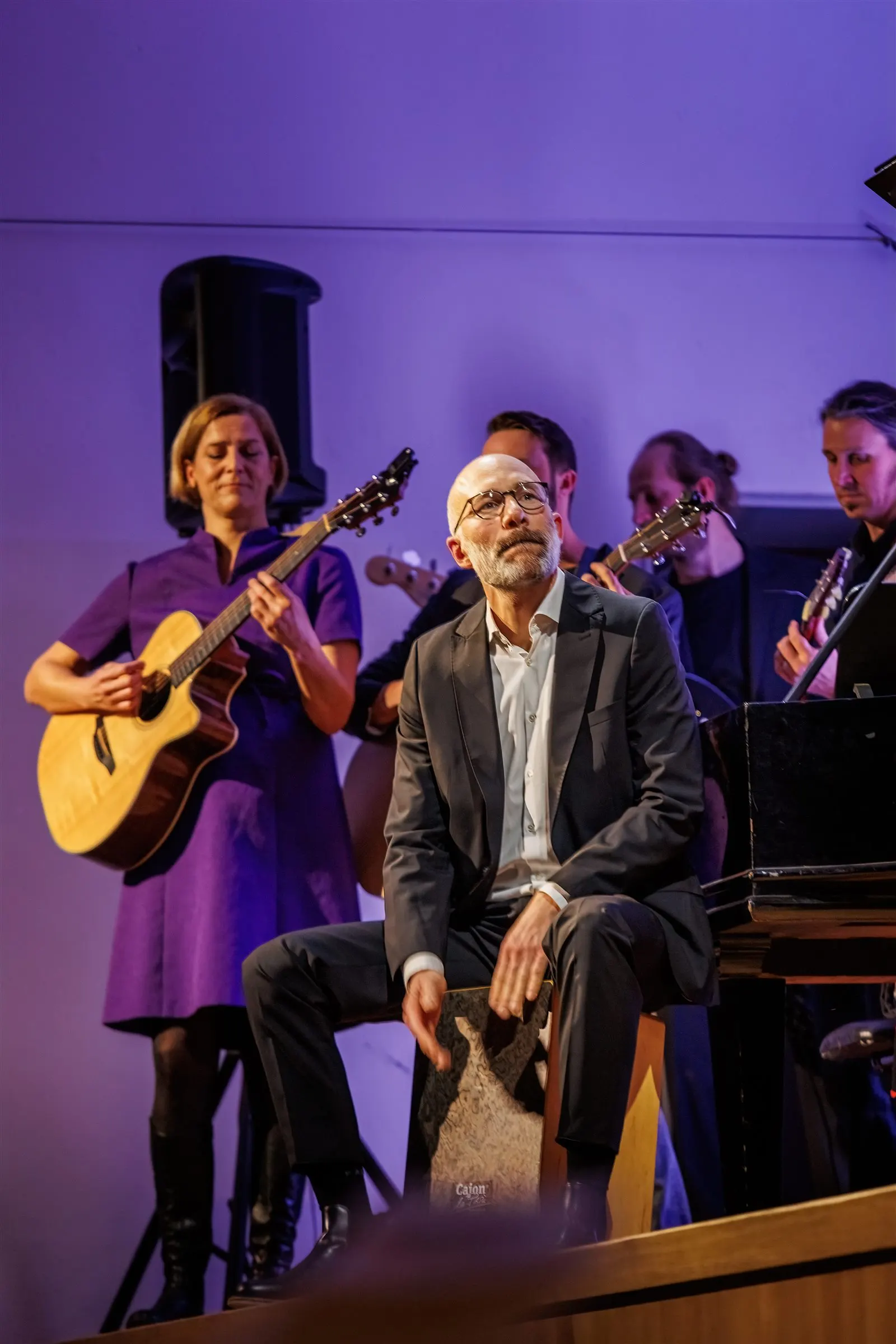 Gitarristin und Musiker auf der Bühne