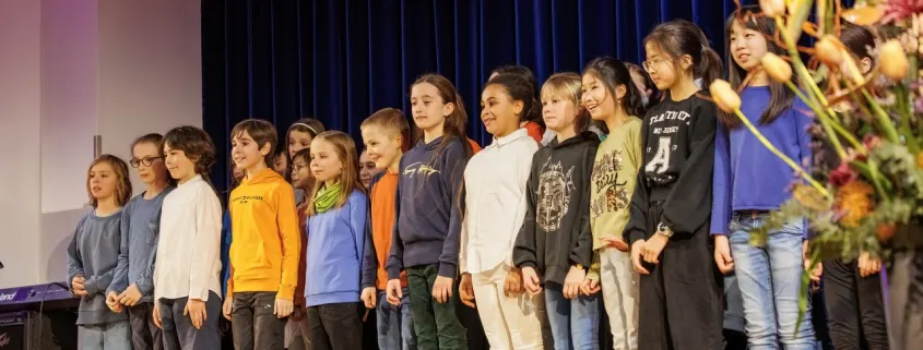 Schülerinnen und Schüler auf der Bühne beim Festakt zum 125-jährigen Jubiläum