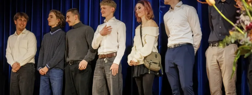 Das P-Seminar, das den Festakt über 18 Monate organisiert hat, auf der Bühne