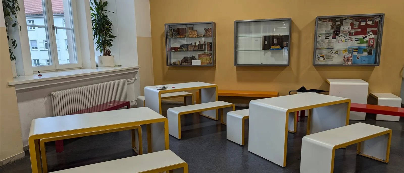 Foyer des MTG mit Sitzgruppen und den Info-Vitrinen an der Wand