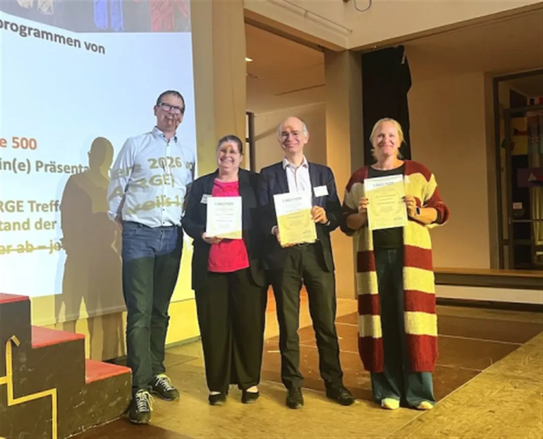Vier Mitglieder des Elternbeirats mit Urkunden bei der Preisverleihung