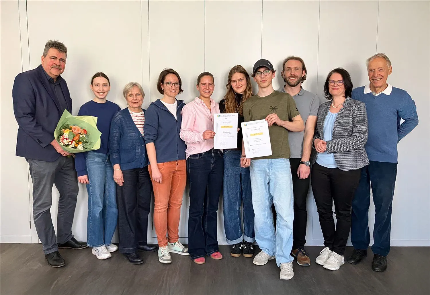 Verleihung des Maresia-Sozialpreises: Schülerinnen und Schüler mit ihren Urkunden zusammen mit Mitgliedern des Fördervereins und der Schulleitung