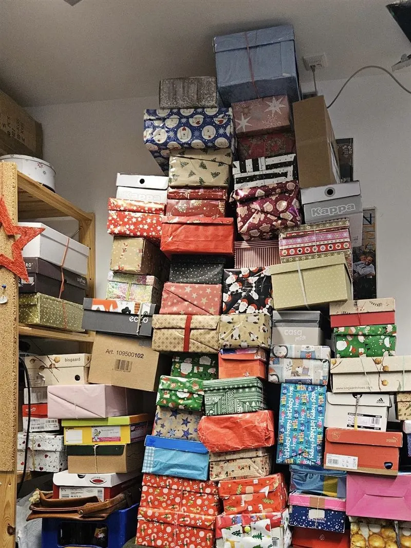 Großer Stapel bunt eingepackter Geschenke der Aktion „Geschenke mit Herz“