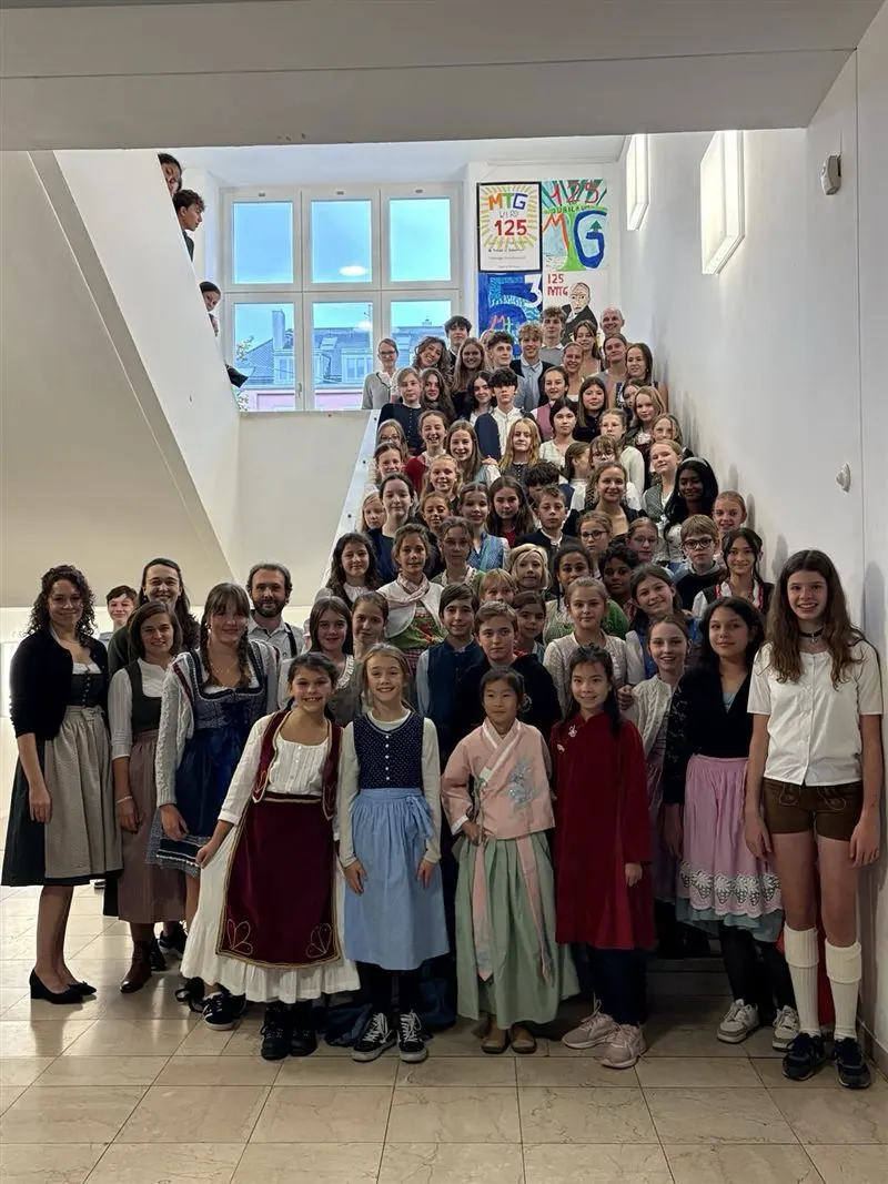 Schülerinnen und Schüler in Tracht beim MTG-Trachtentag